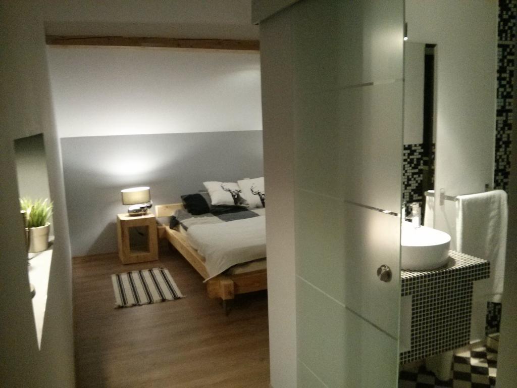 Villa Swiss Négyfalu Szoba fotó